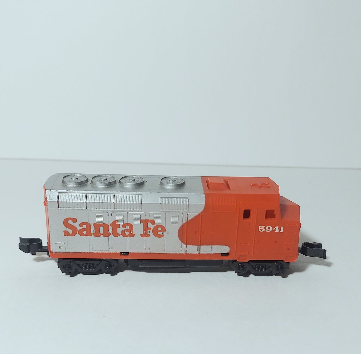 Hot Wheels Stow & Go Train Set  Santa Fe diesal loccomotive