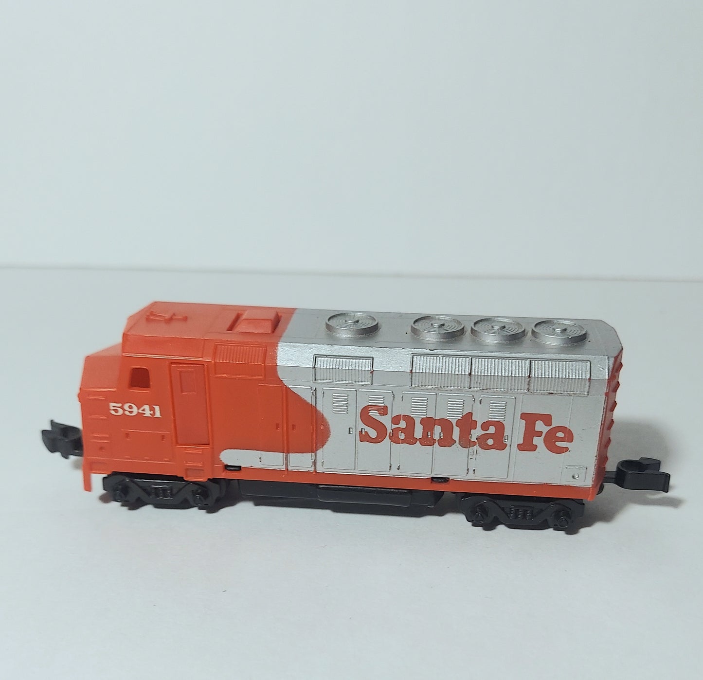 Hot Wheels Stow & Go Train Set  Santa Fe diesal loccomotive