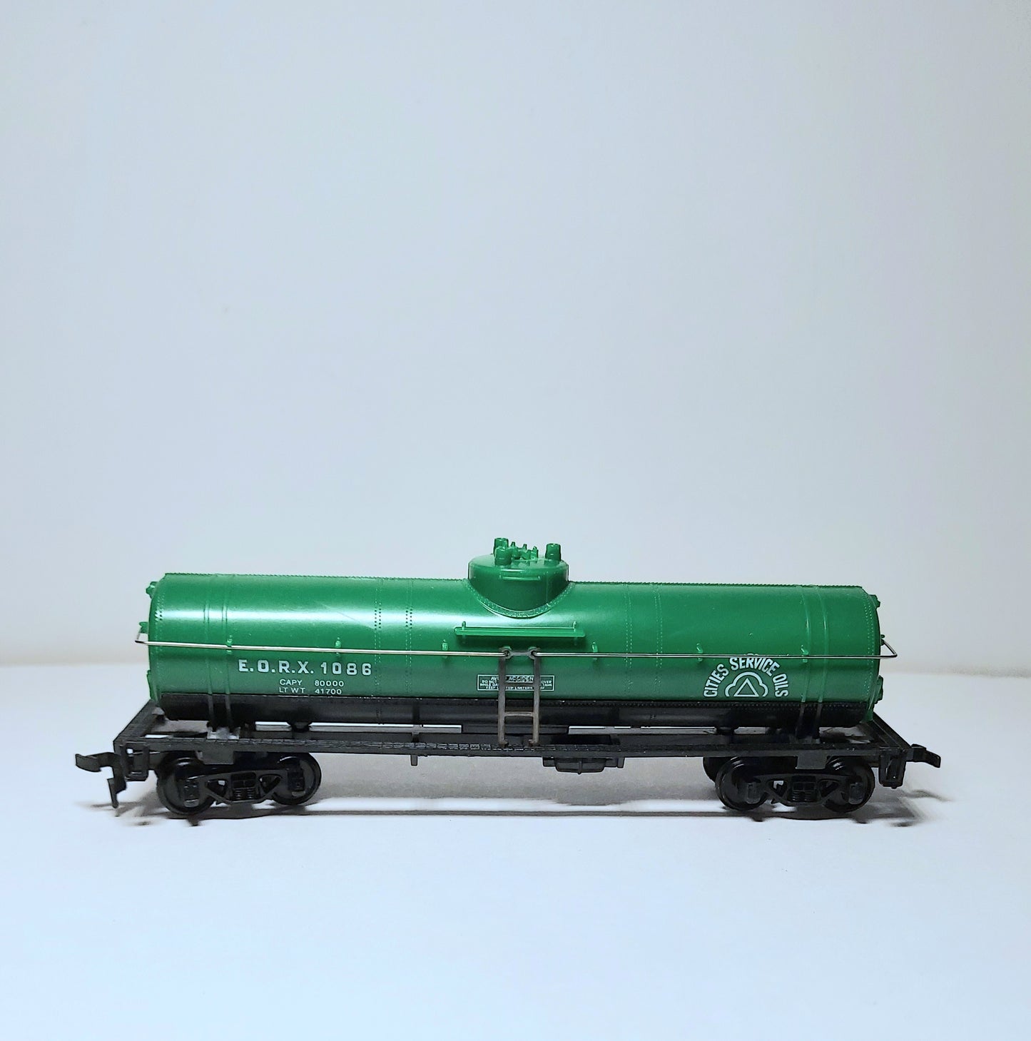 Model Power 8032 HO Train “Cities Service Oils” Single Dome Tanker E.O.R.X.1086.