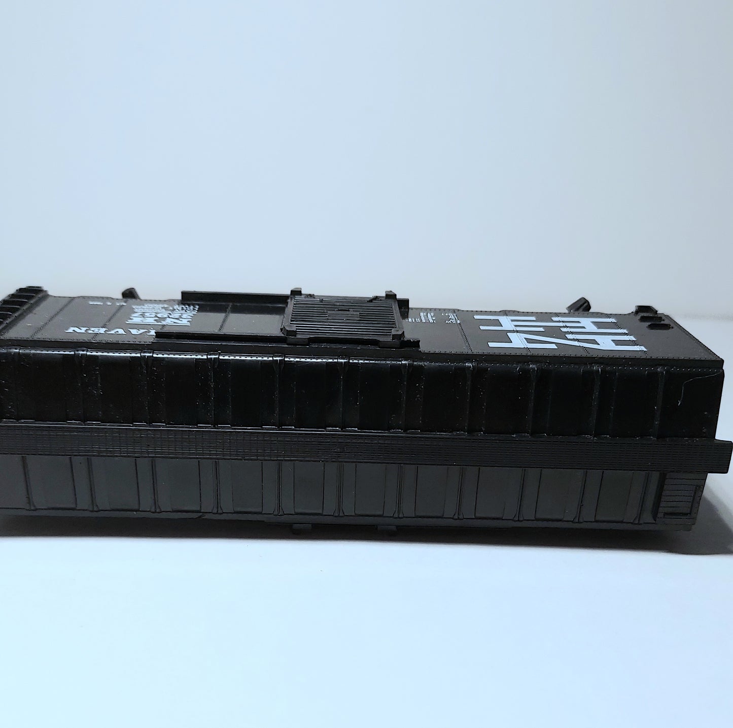 VINTAGE HO BOXCAR MODEL POWER NEW HAVEN NH 32957 BLACK W SLIDING DOORS