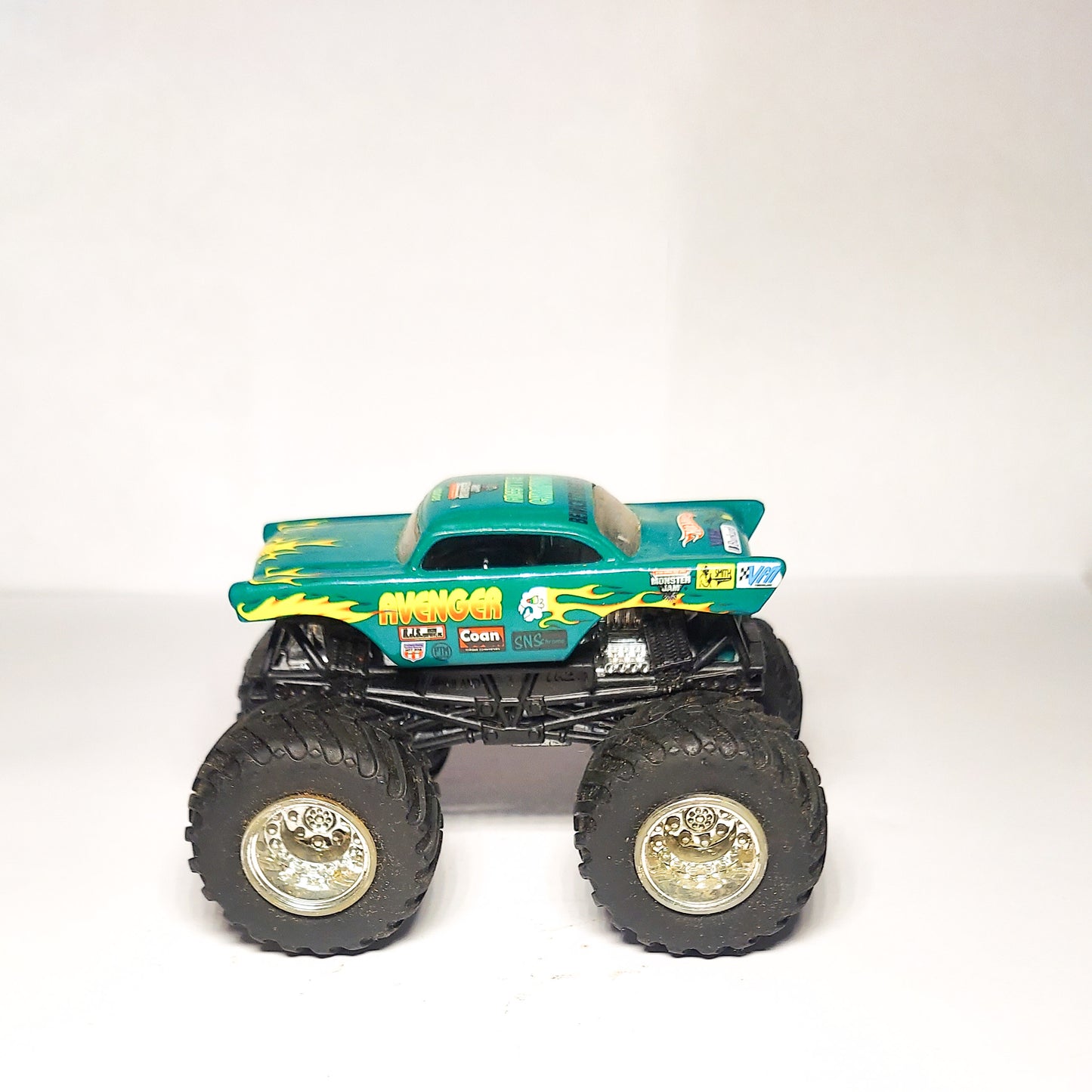 Hot Wheels Monster Jam Avenger Green Monster Truck 1:64 Metal Base Mattel