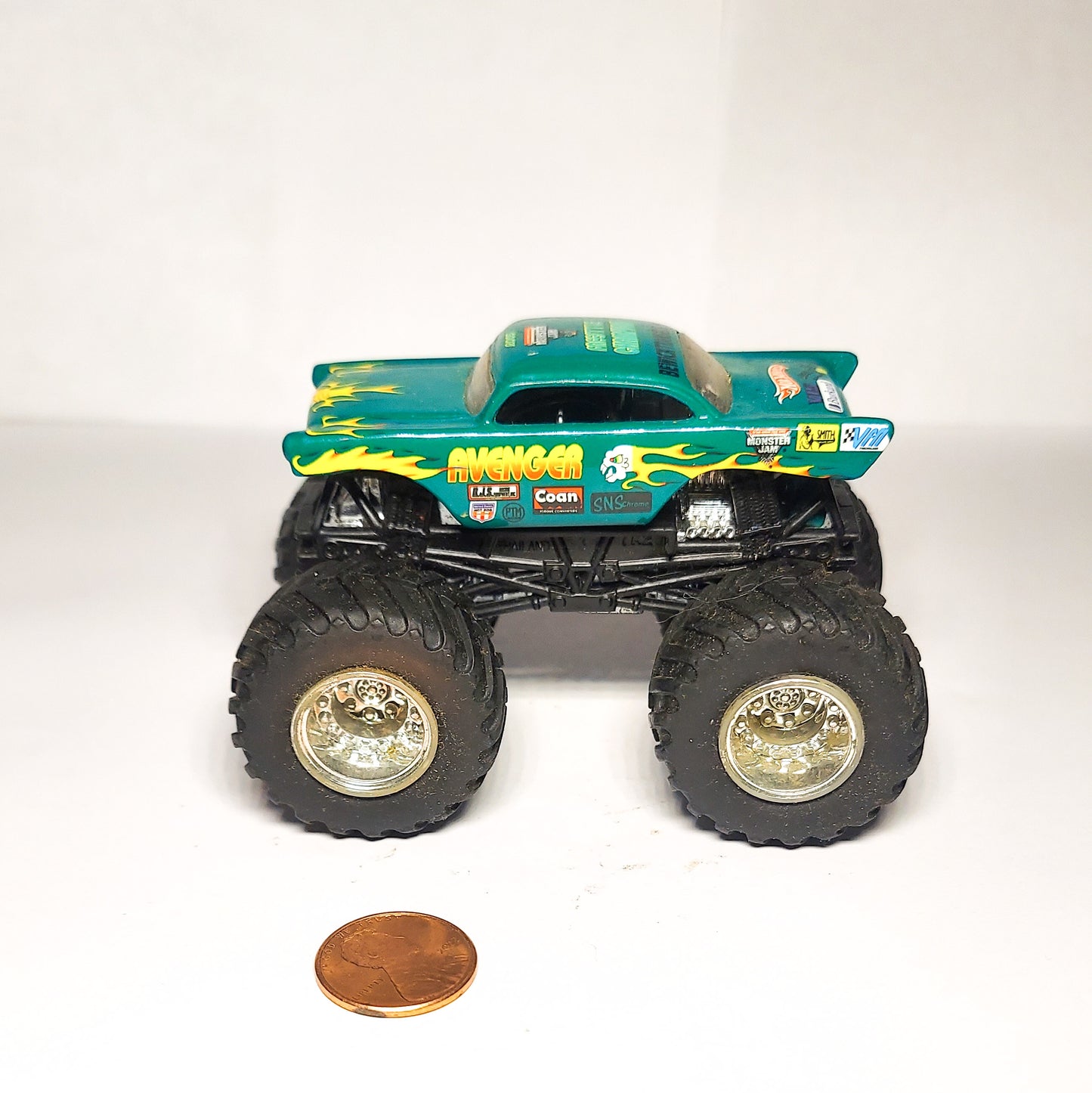 Hot Wheels Monster Jam Avenger Green Monster Truck 1:64 Metal Base Mattel