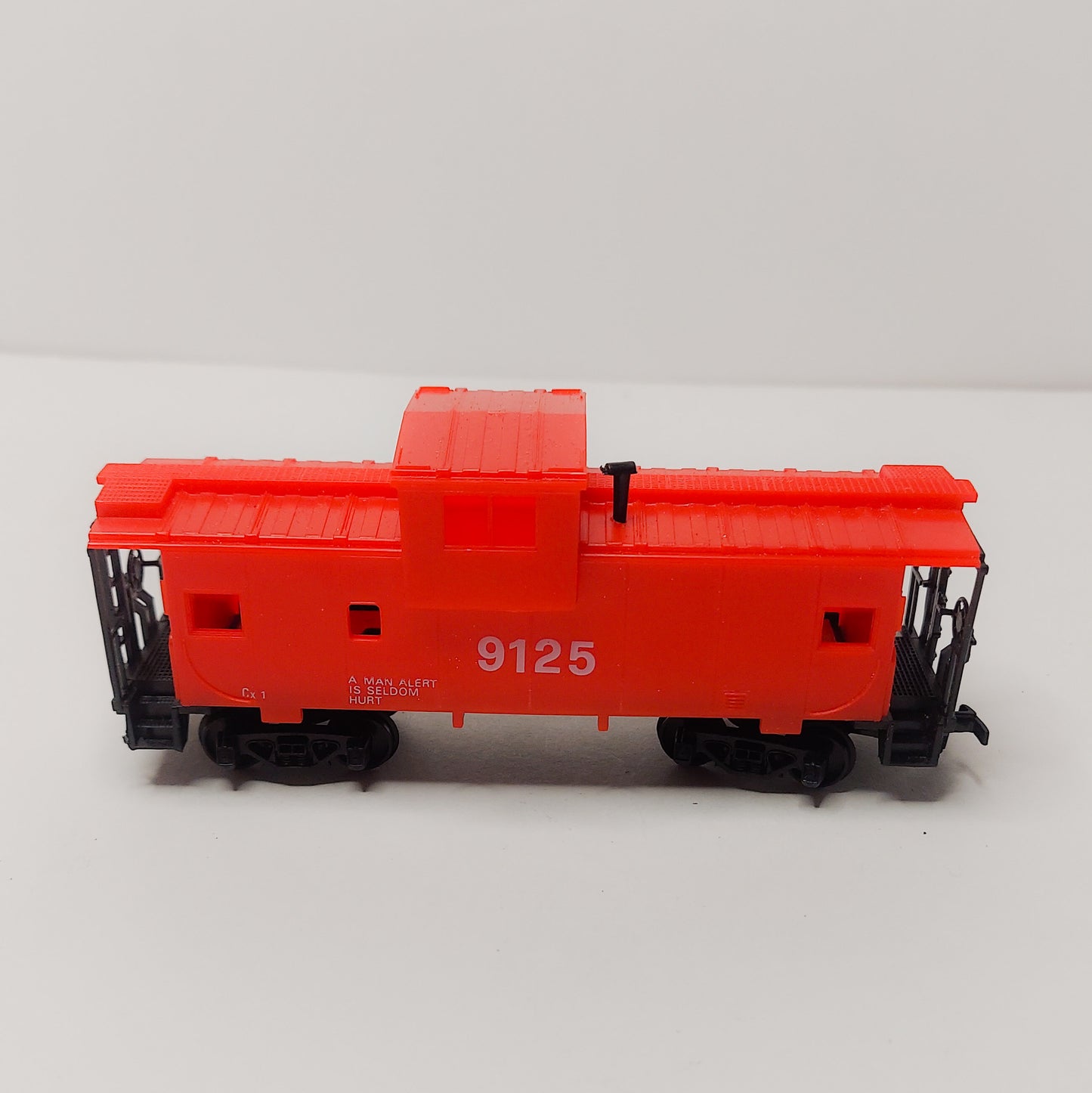 Model Power 9125 Santa Fe HO Scale  Caboose Red Safety Train