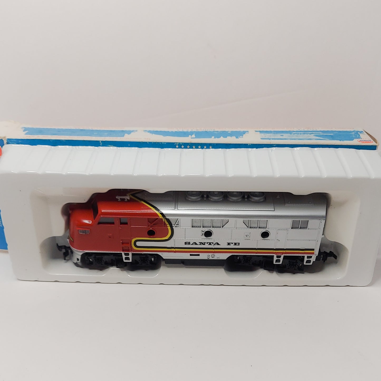 MODEL POWER HO SCALE F-3 SANTA FE DIESEL LOCOMOTIVE 6730 BOXED