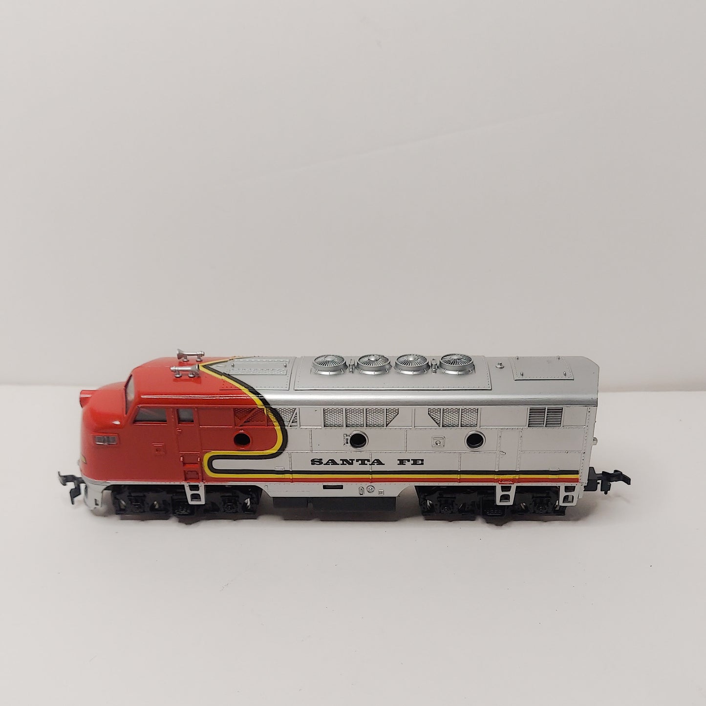 MODEL POWER HO SCALE F-3 SANTA FE DIESEL LOCOMOTIVE 6730 BOXED