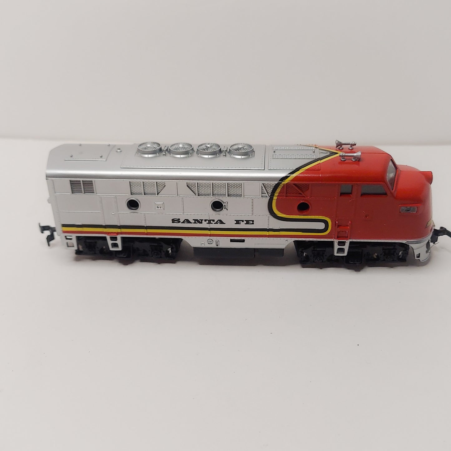 MODEL POWER HO SCALE F-3 SANTA FE DIESEL LOCOMOTIVE 6730 BOXED