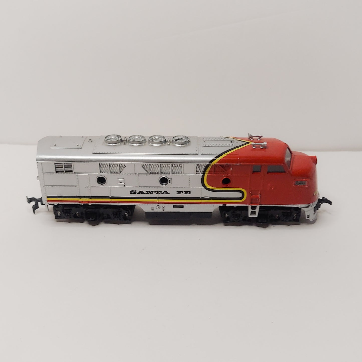 MODEL POWER HO SCALE F-3 SANTA FE DIESEL LOCOMOTIVE 6730