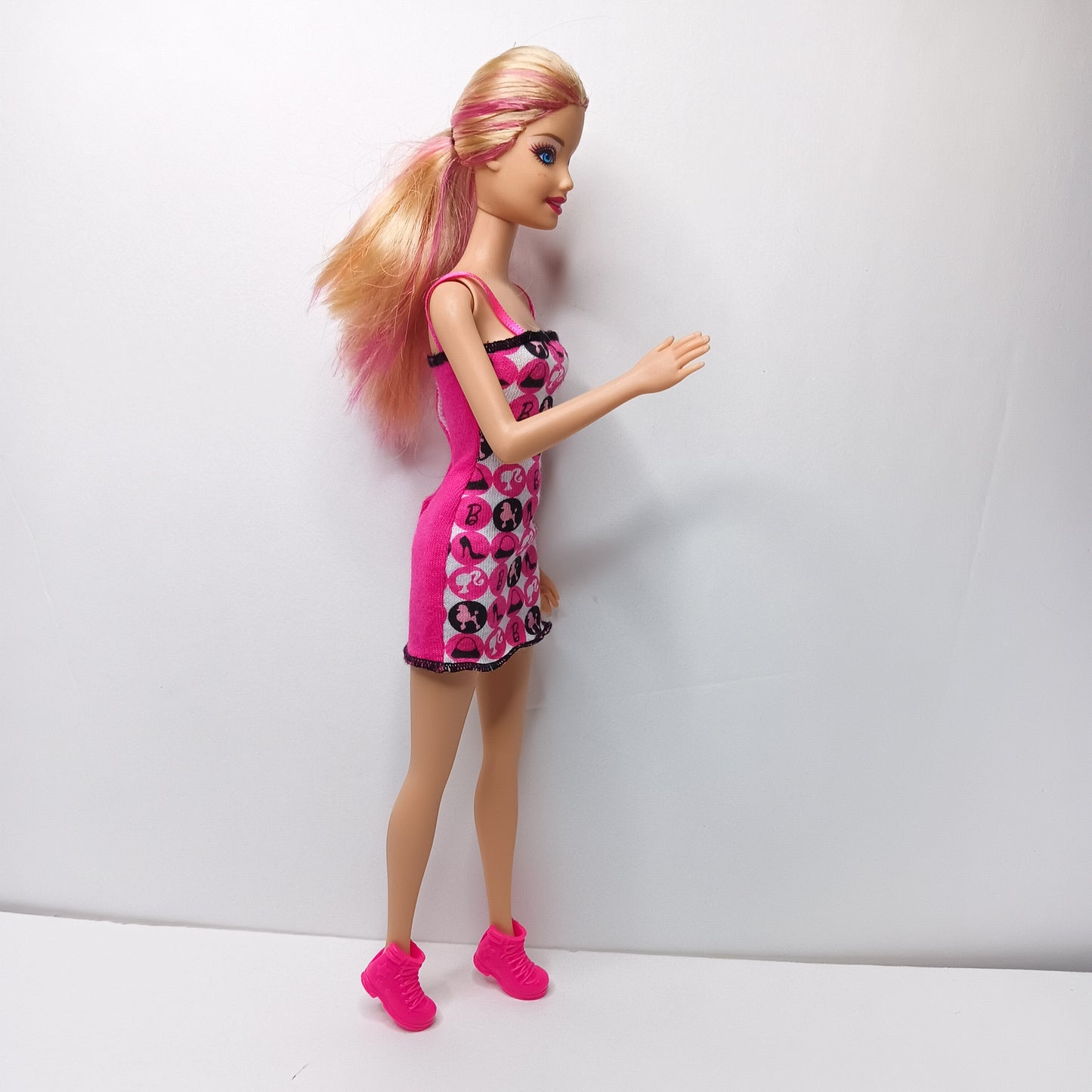 Mattel Barbie Doll  Blonde Pink Hair 2009 Body