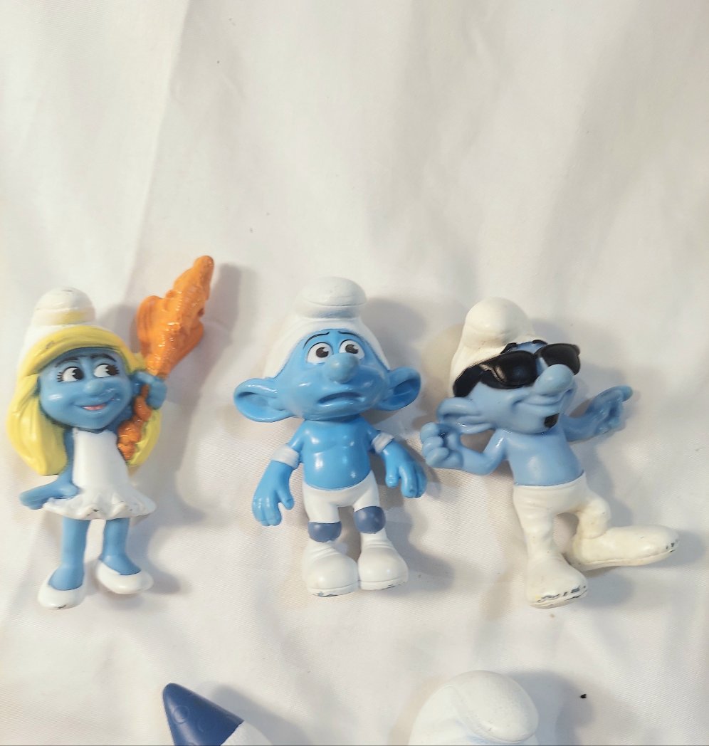 Peyo miscellaneous  plastic smurf figurine lot 0f 5