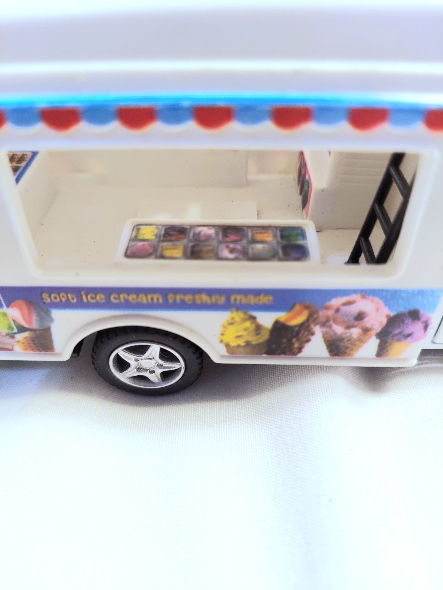 Kids Ice Cream Truck Metal Diecast Pull Back Drives Action