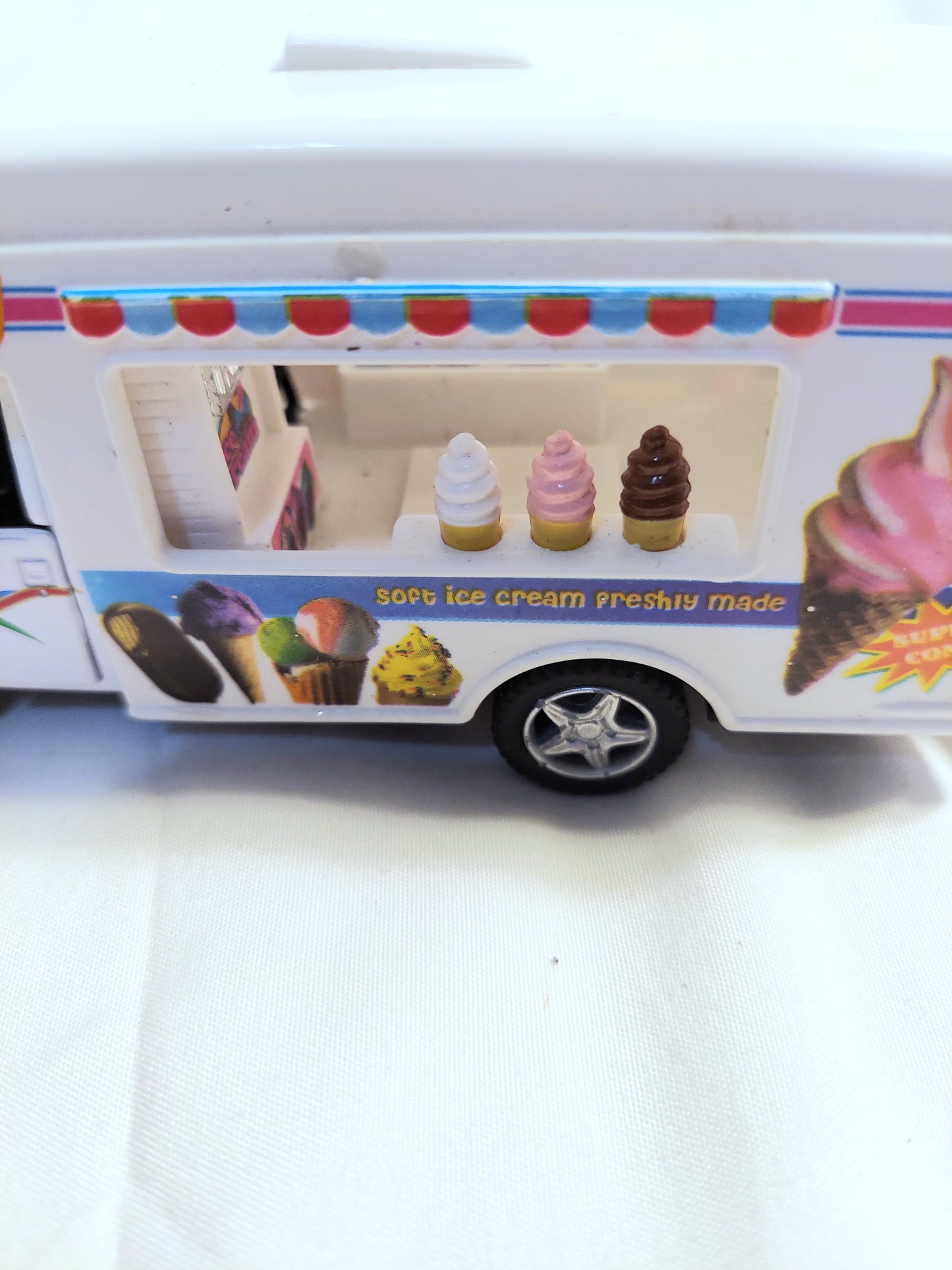 Kids Ice Cream Truck Metal Diecast Pull Back Drives Action