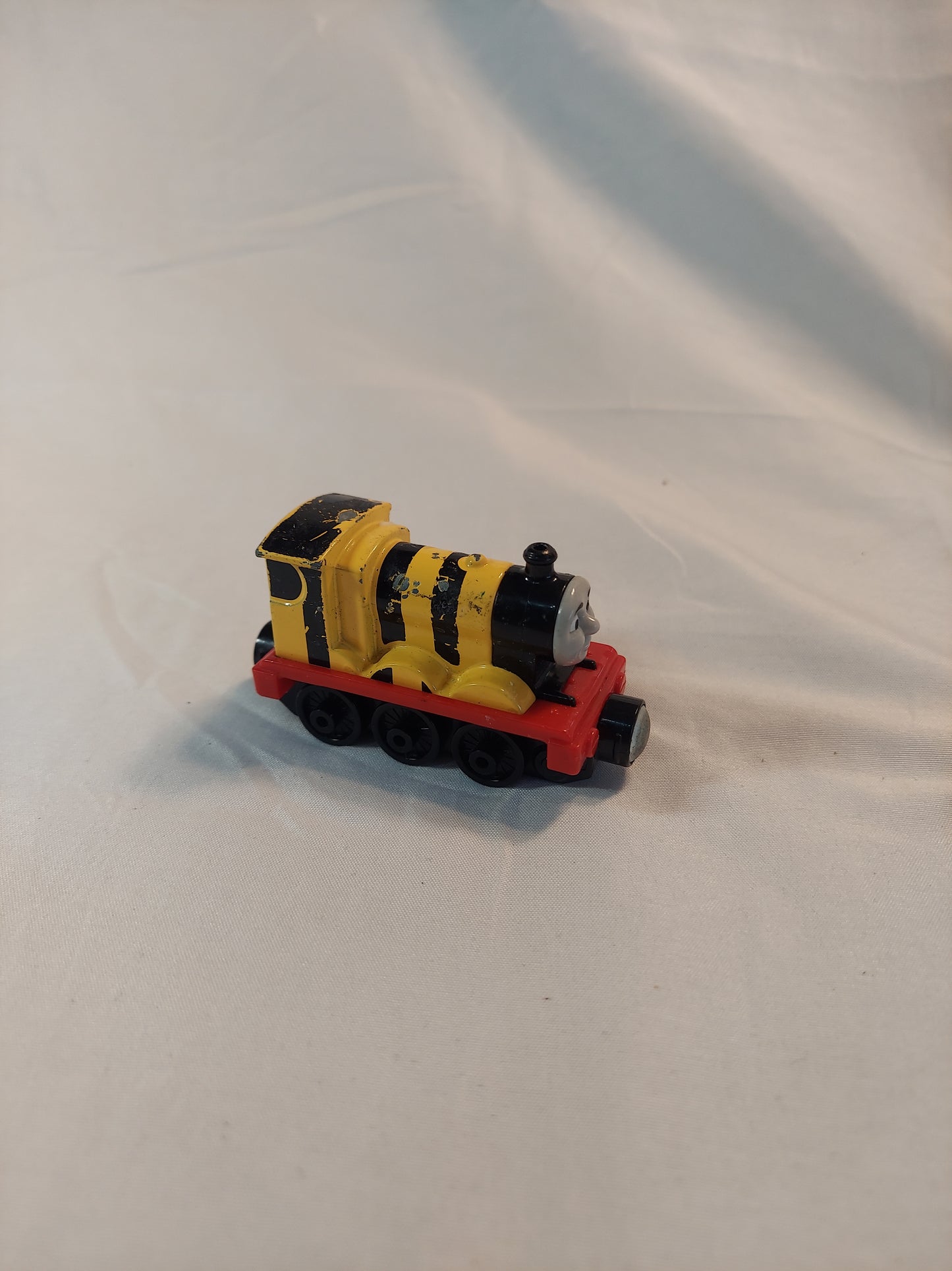 Thomas And Friends Busy As A Bee James Die Cast Magnetic 2013 Mattel G50A