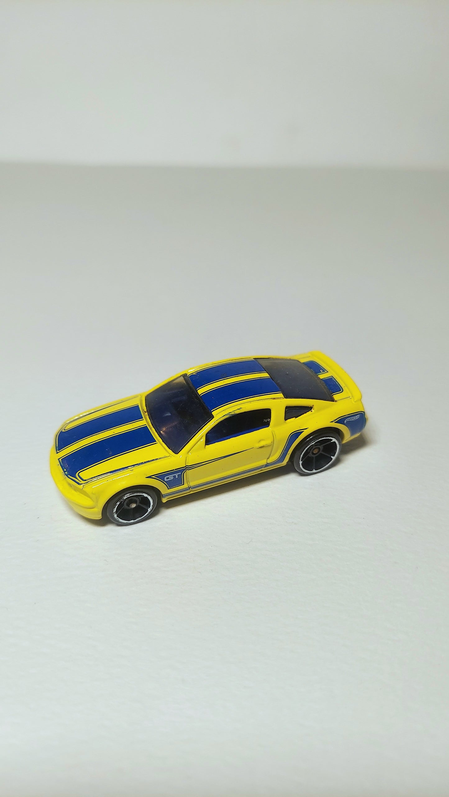 Hot Wheels 2005 Ford Mustang GT Yellow Blue 2004 Mattel