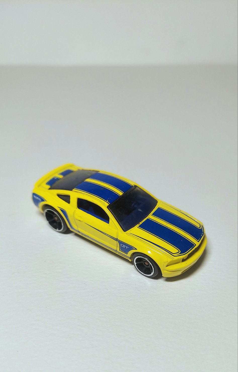 Hot Wheels 2005 Ford Mustang GT Yellow Blue 2004 Mattel