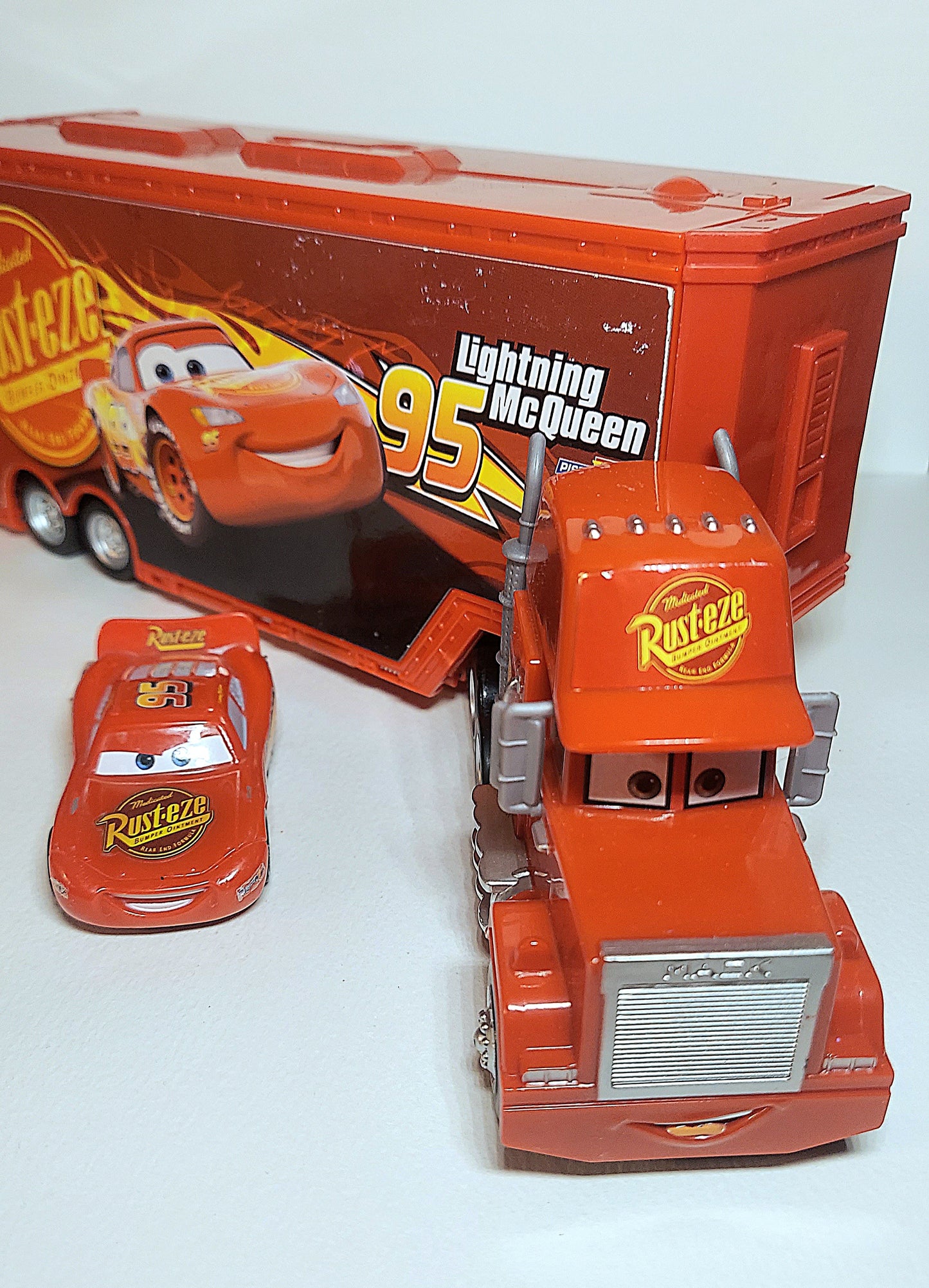 Disney Pixar Cars Lightning McQueen Mack Truck playset Story set 2017