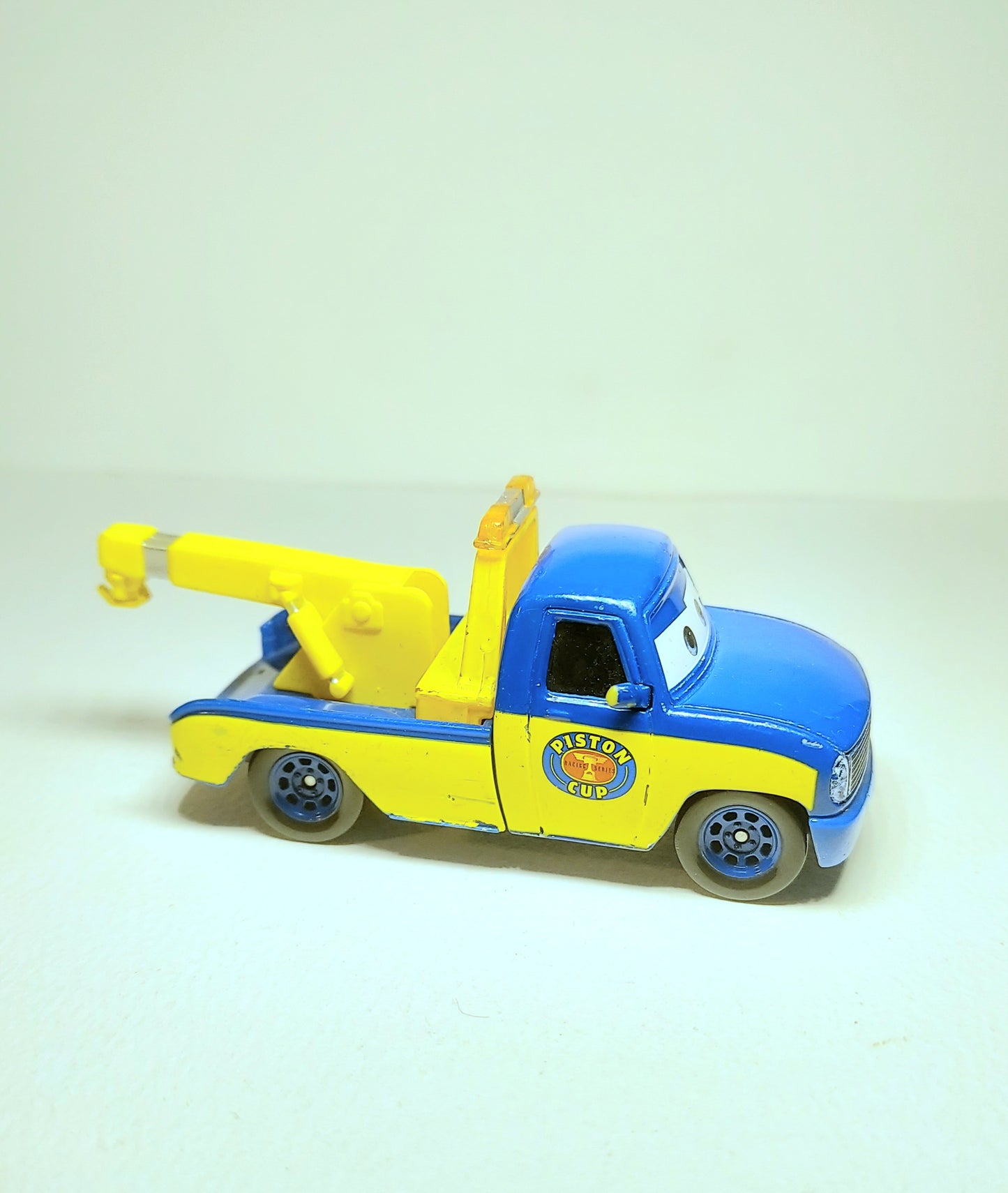 DISNEY Cars RACE TOW TRUCK TOM Piston Cup