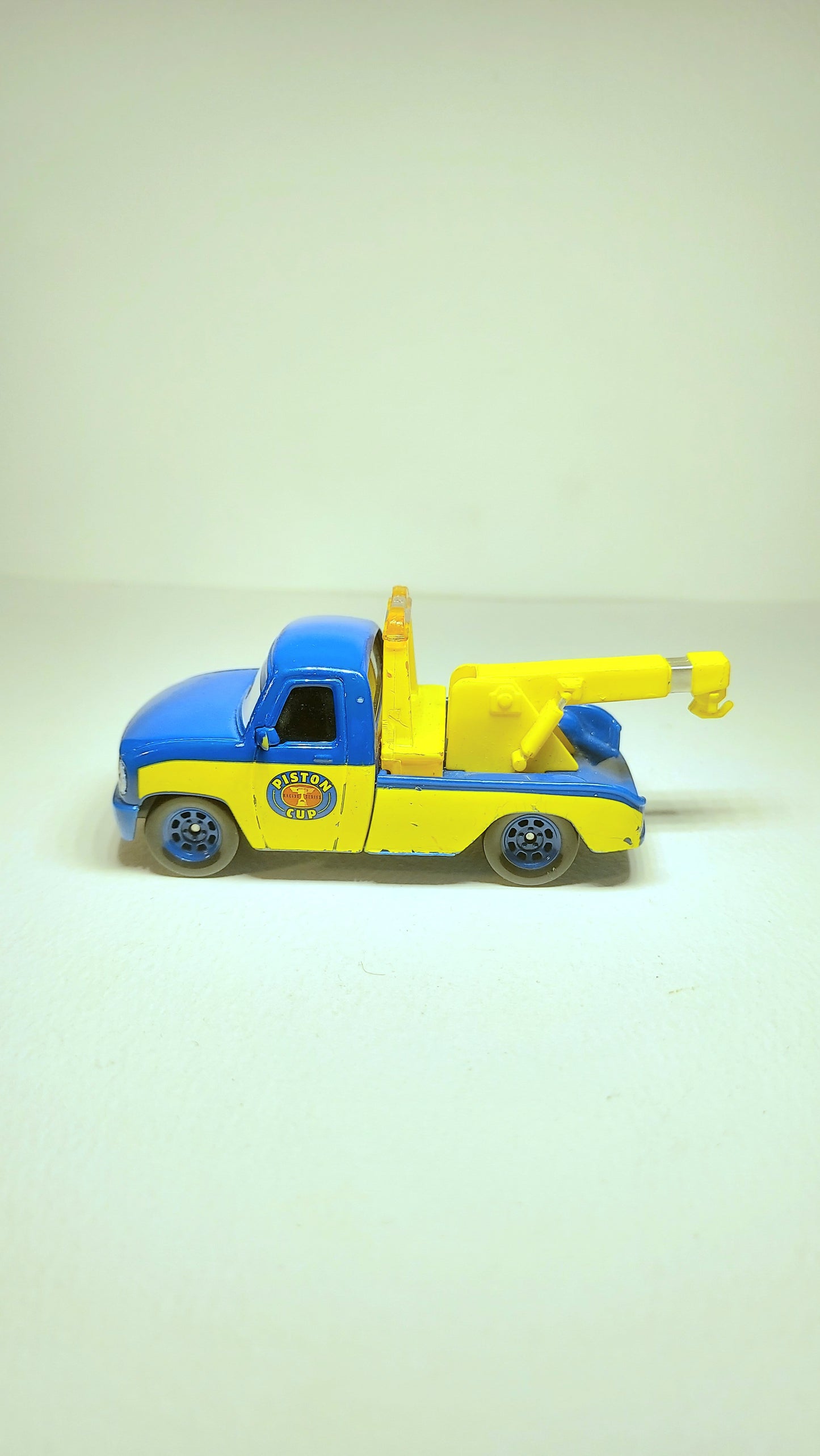 DISNEY Cars RACE TOW TRUCK TOM Piston Cup