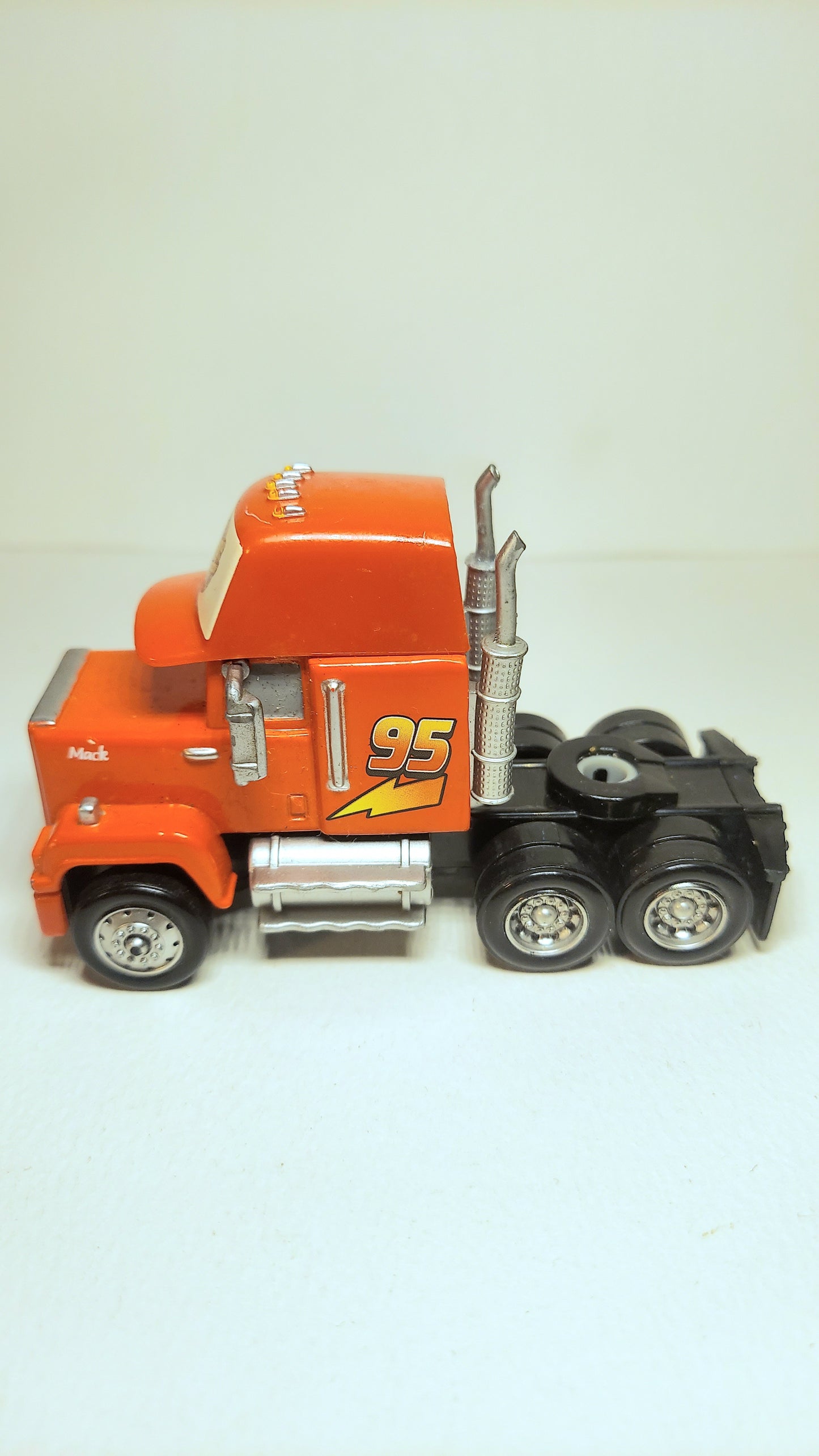 Disney Pixar Cars Lightning Mcqueen Mack Rust-Eze Semi Truck Trailer Toy Playset