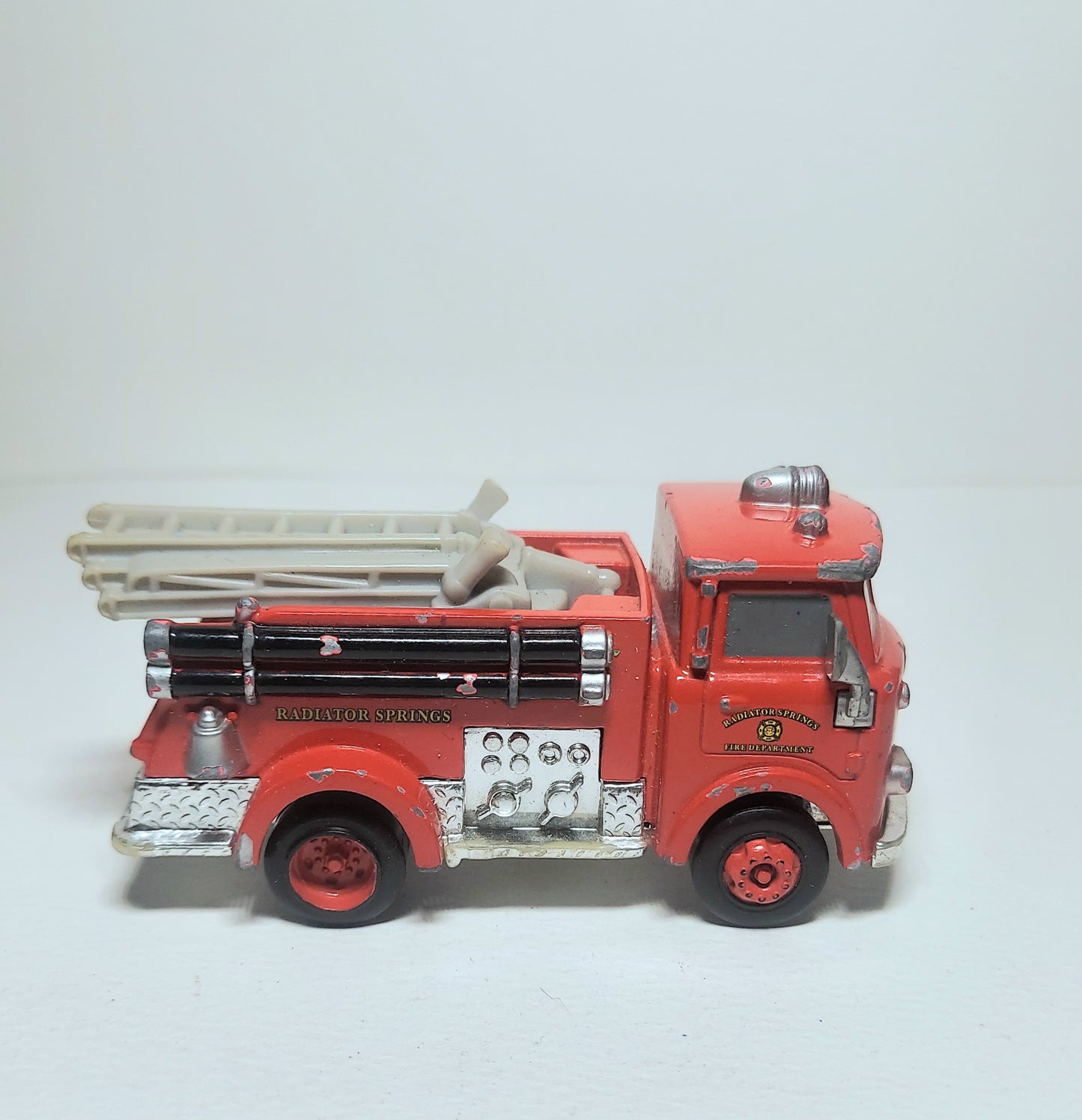 Disney Cars Red Fire Engine Truck Diecast Radiator Springs Mattel 3056A