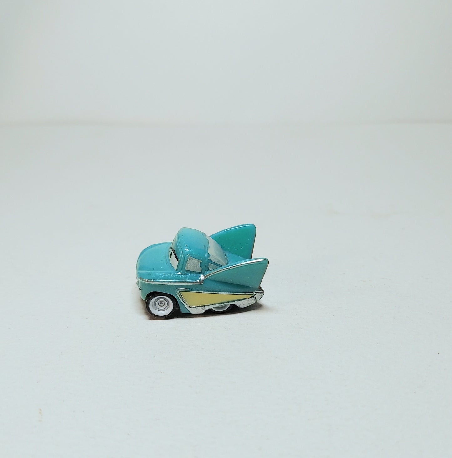 Disney Pixar Cars Flo Micro Drifter Y9906 Mattel