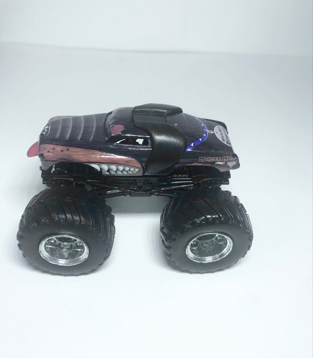 Hot Wheels Monster Jam Truck 1/64 Diecast Monster Mutt Rottweiler