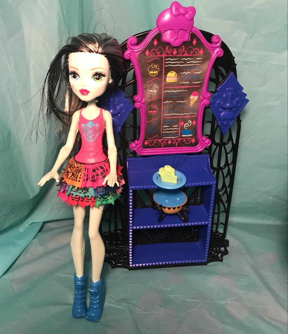 2015 Mattel Monster High Frankie Stein Doll with Cream and Sugar Cafe Stand