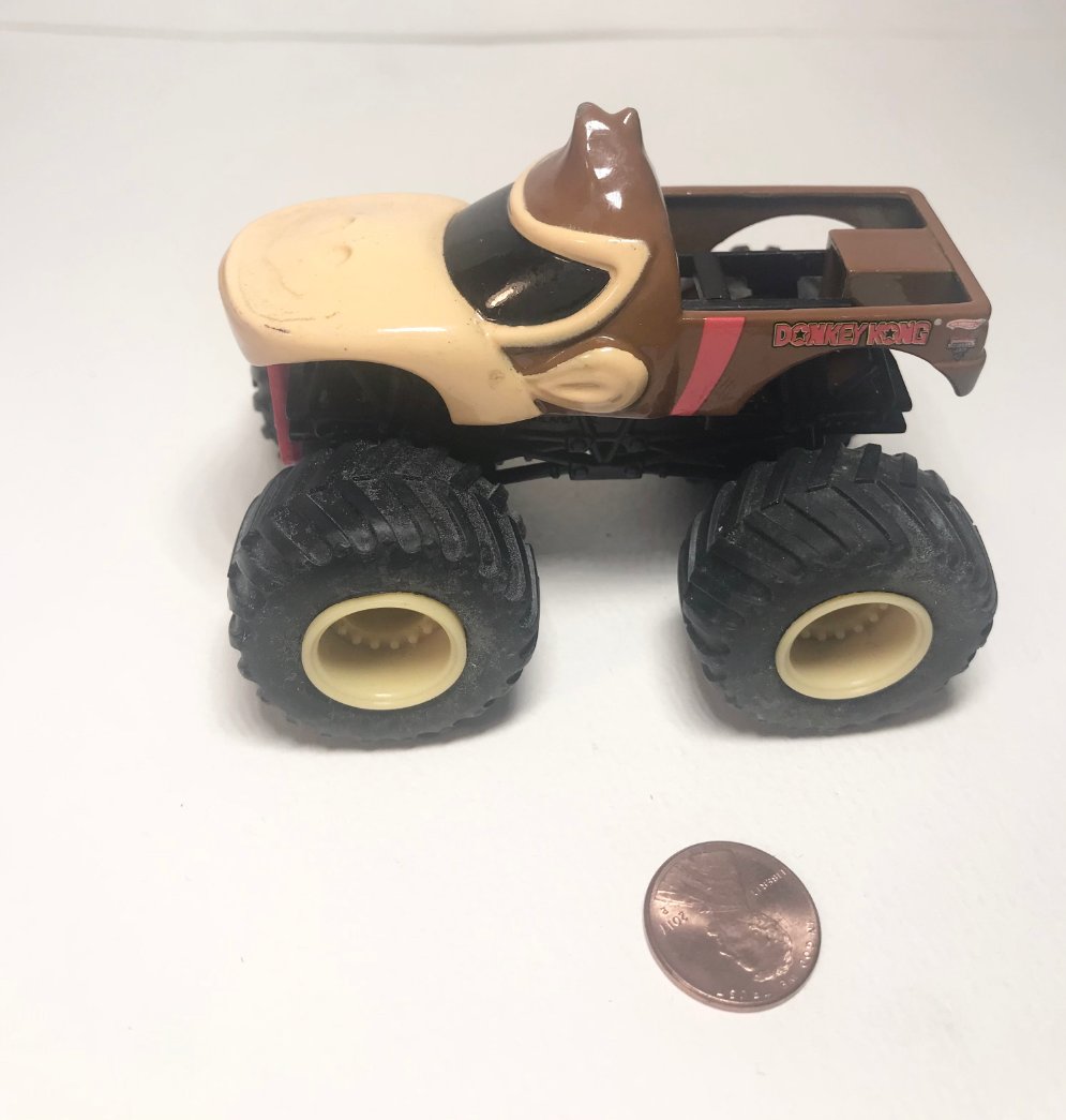 HOT WHEELS DONKEY KONG MONSTER JAM TRUCK IS IN GREAT CONDITION 1:64 SCALE