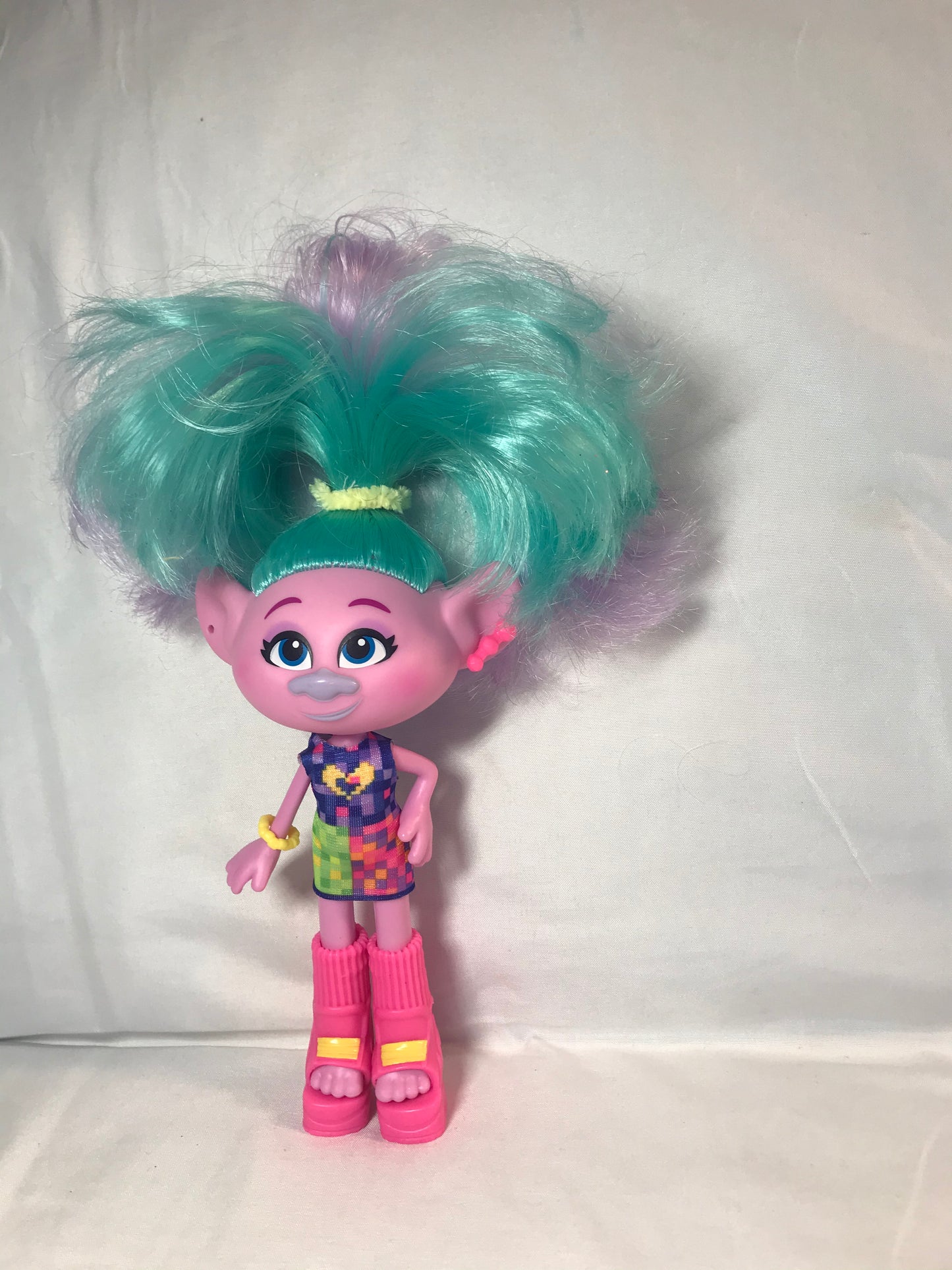 Dreamwork's trolls world tour glam satin fashion doll