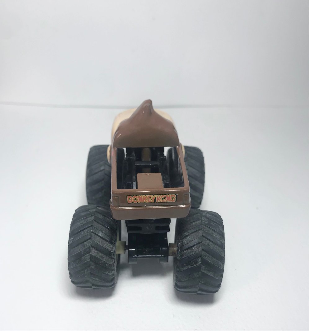 HOT WHEELS DONKEY KONG MONSTER JAM TRUCK IS IN GREAT CONDITION 1:64 SCALE