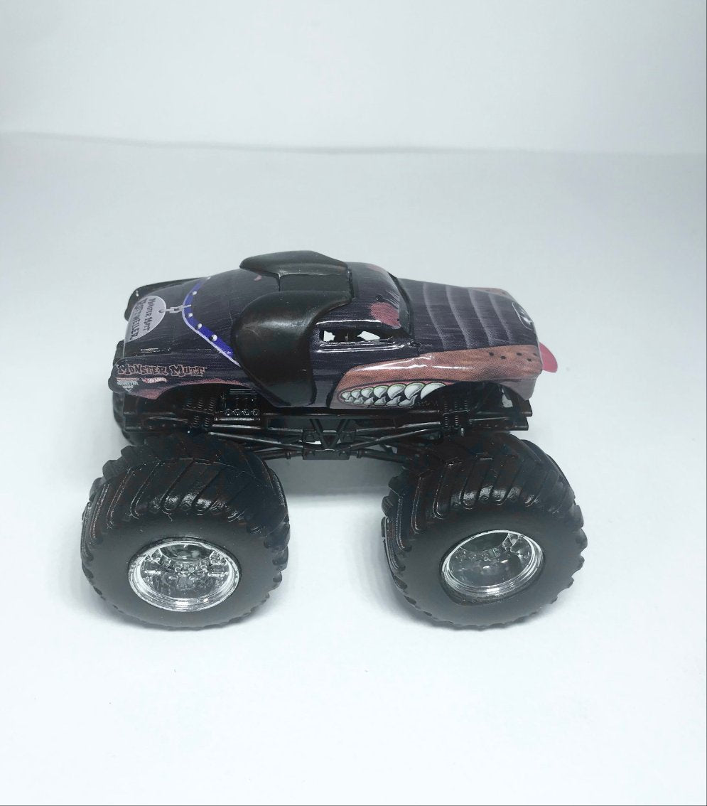 Hot Wheels Monster Jam Truck 1/64 Diecast Monster Mutt Rottweiler