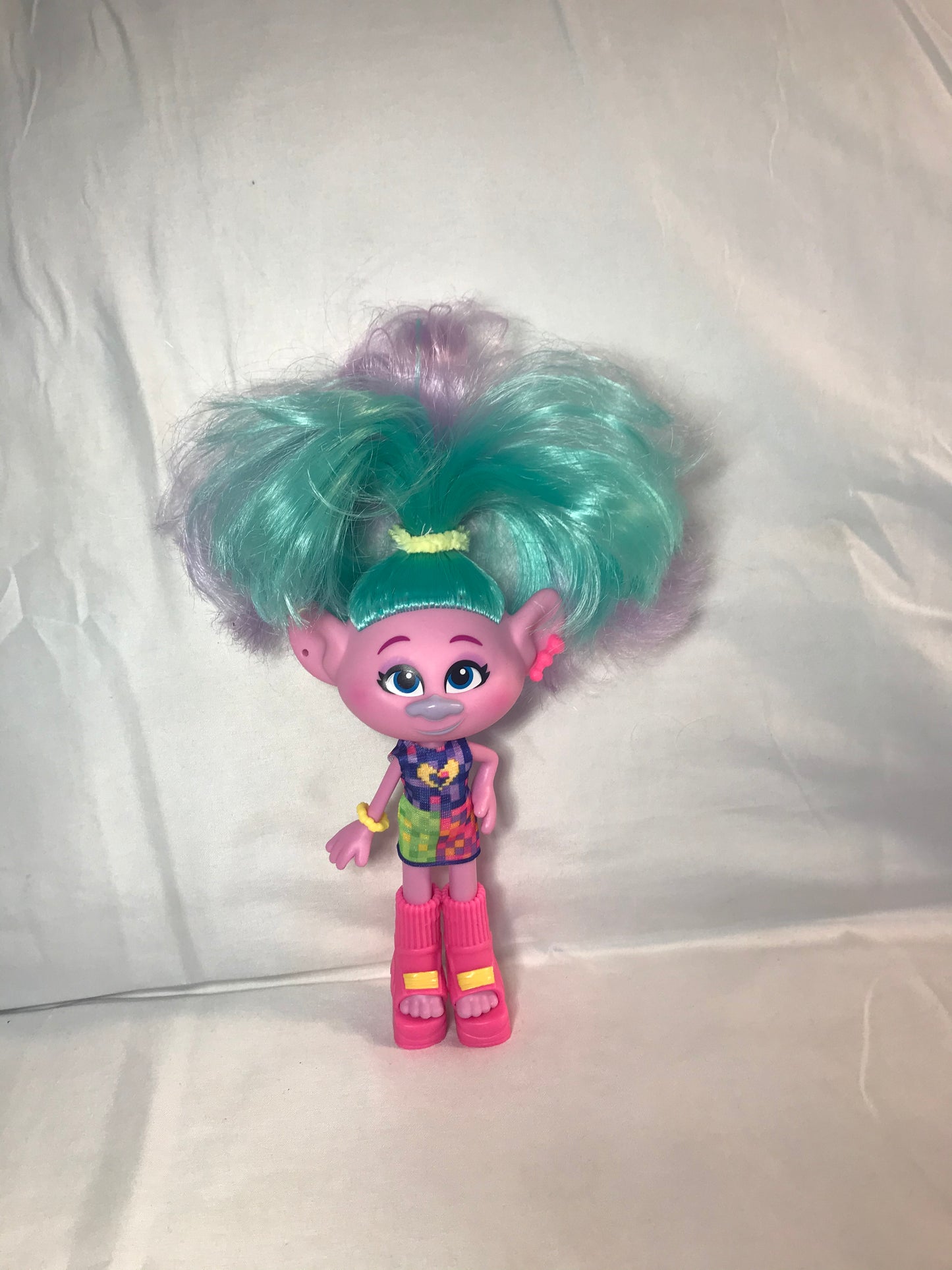 Dreamwork's trolls world tour glam satin fashion doll