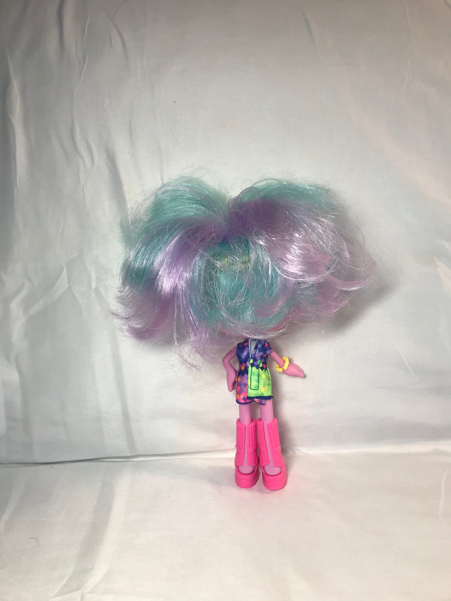 Dreamwork's trolls world tour glam satin fashion doll