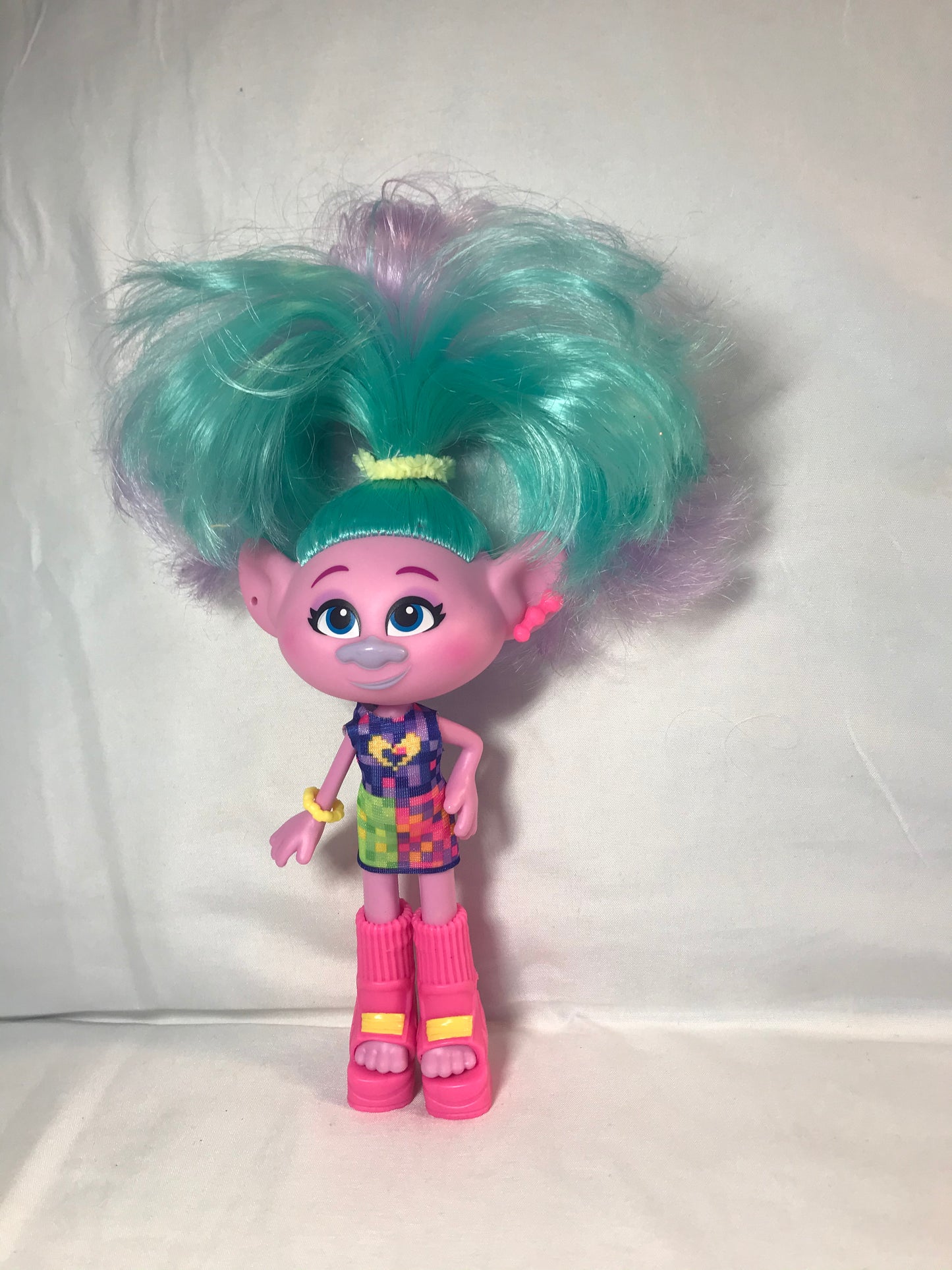 Dreamwork's trolls world tour glam satin fashion doll