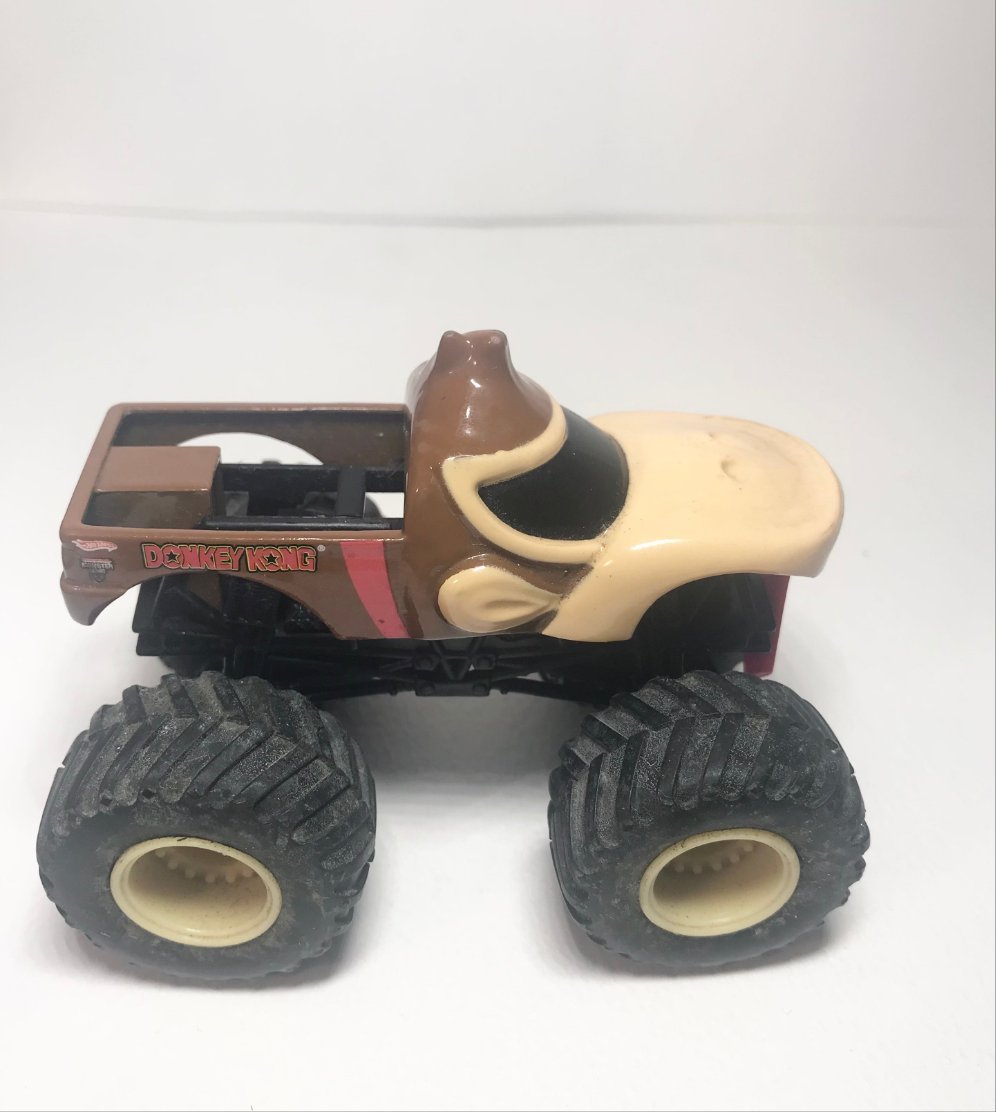 HOT WHEELS DONKEY KONG MONSTER JAM TRUCK IS IN GREAT CONDITION 1:64 SCALE