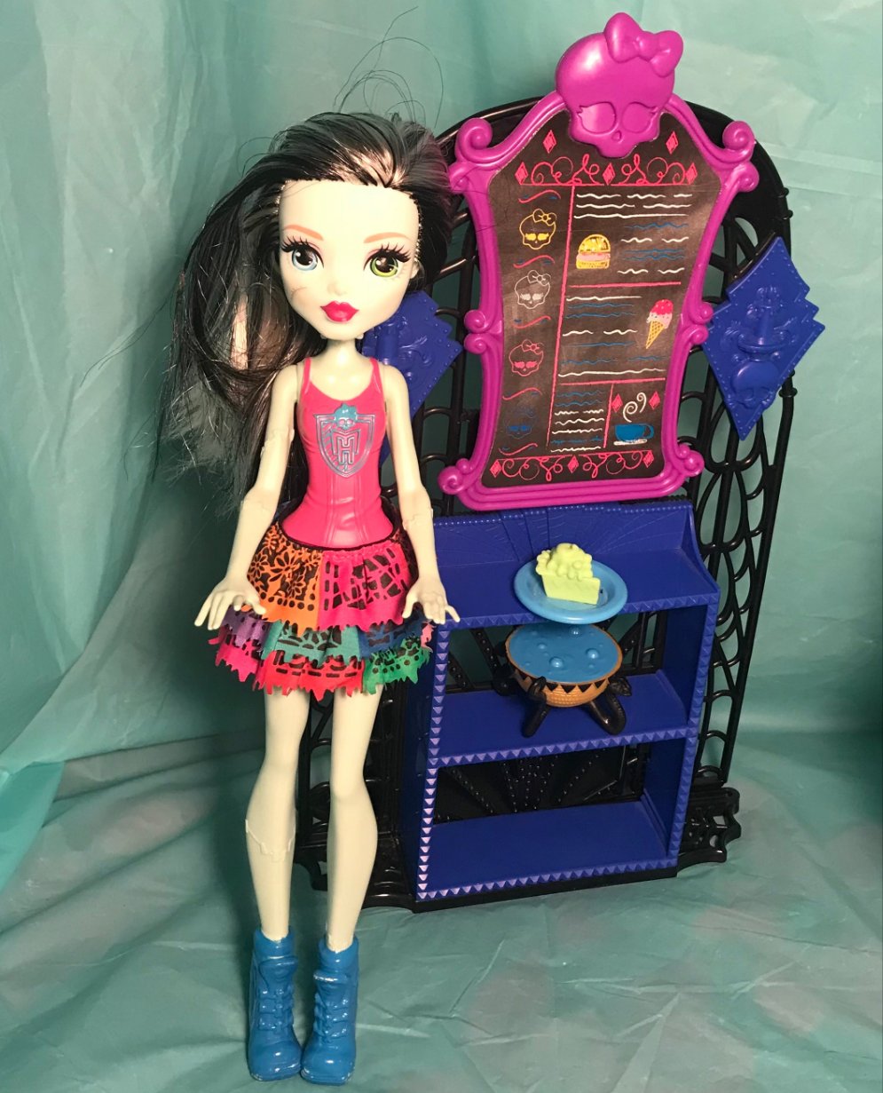 2015 Mattel Monster High Frankie Stein Doll with Cream and Sugar Cafe Stand