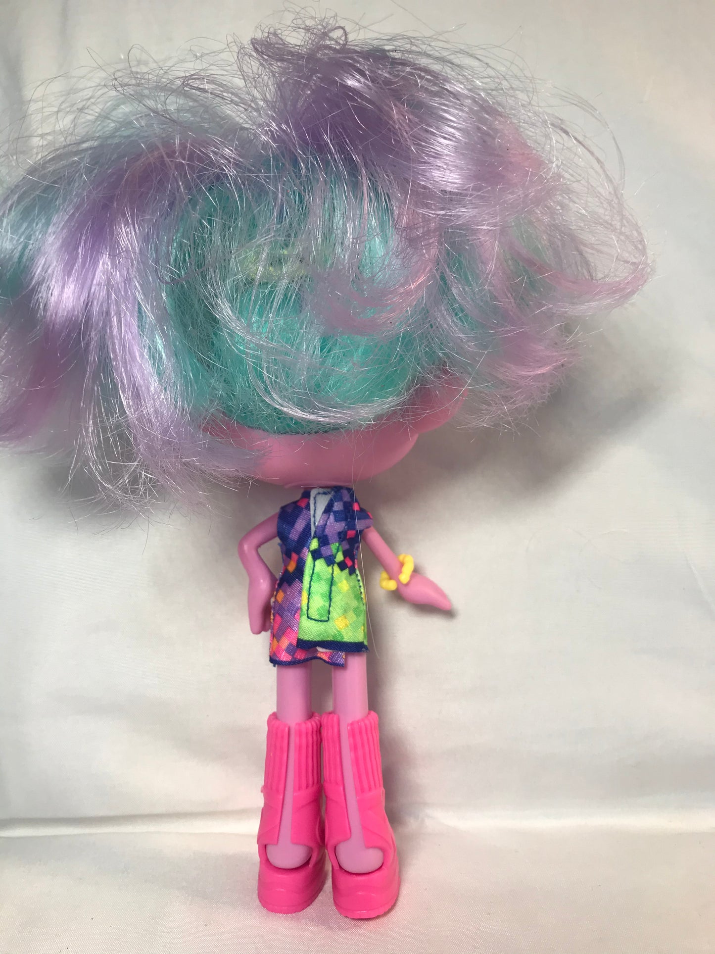 Dreamwork's trolls world tour glam satin fashion doll