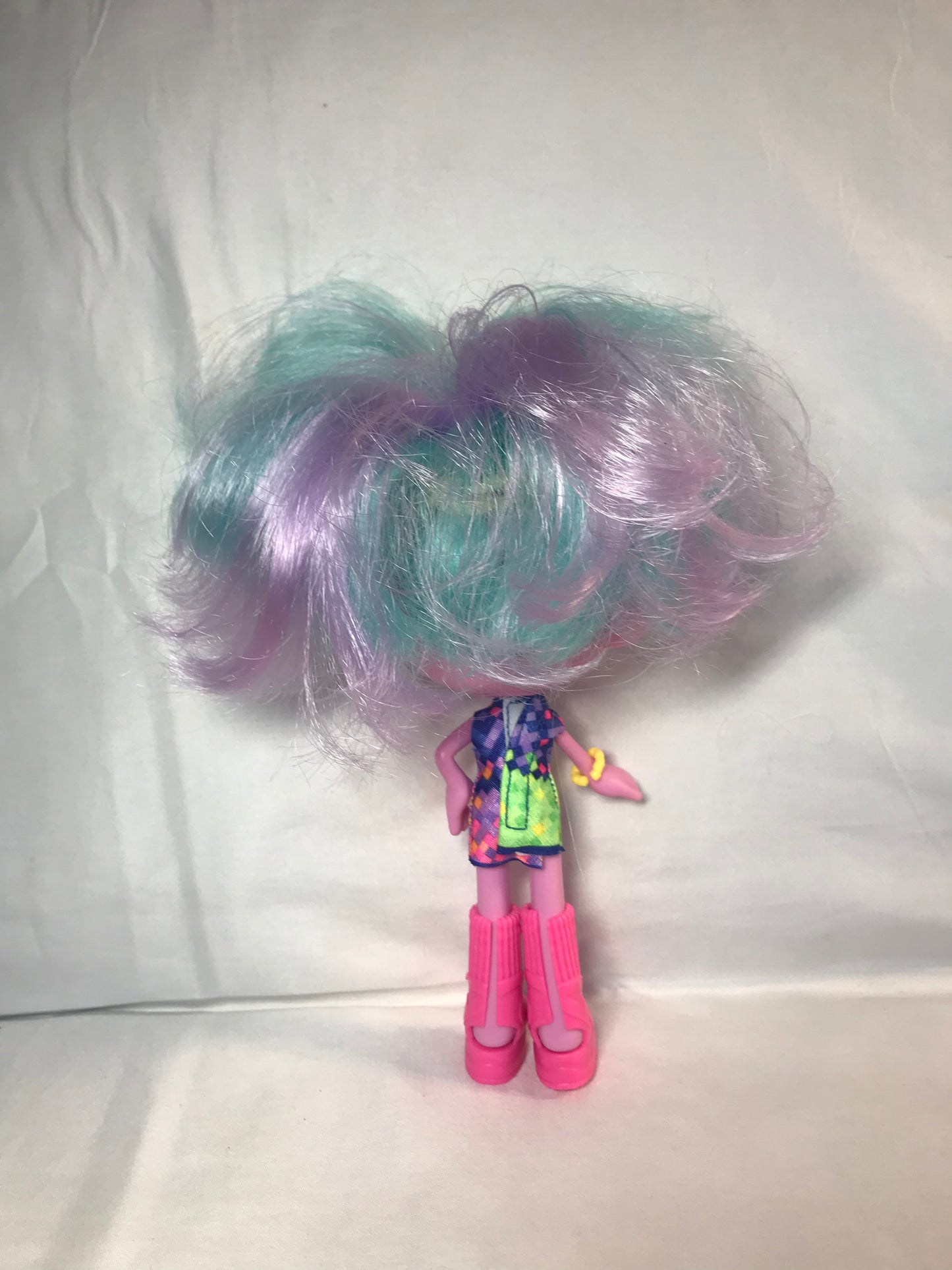 Dreamwork's trolls world tour glam satin fashion doll