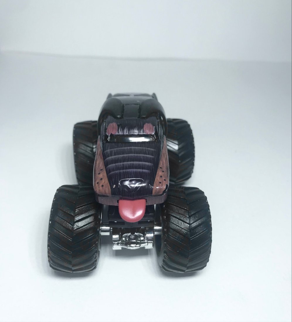 Hot Wheels Monster Jam Truck 1/64 Diecast Monster Mutt Rottweiler